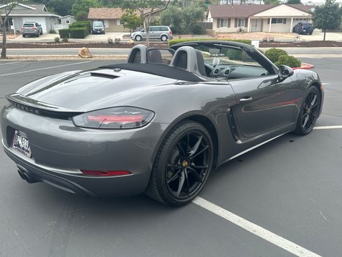 Used 2018 Porsche 718 Boxster image 5