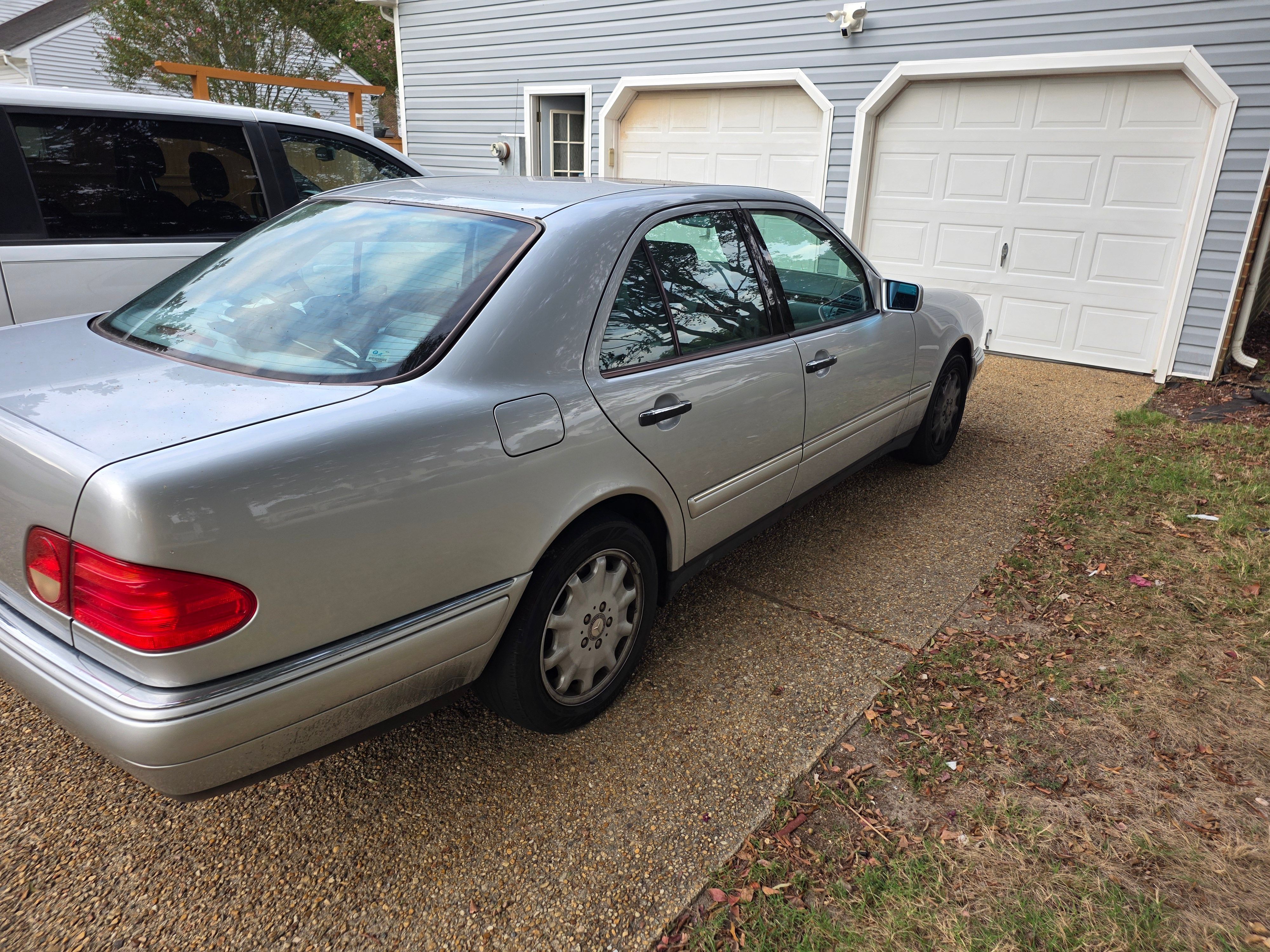 Used 1999 Mercedes-Benz E 320 Sedan image 5