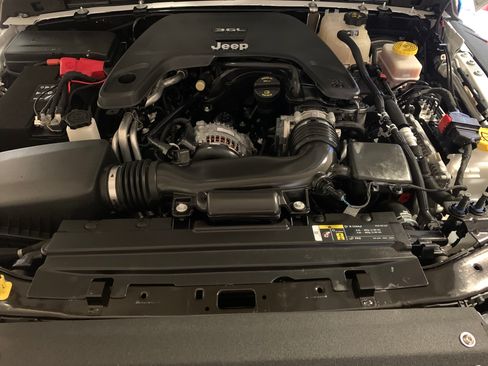 Used 2019 Jeep Wrangler Unlimited Sahara image 5