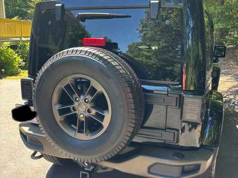 Used 2017 Jeep Wrangler Unlimited Sahara image 4