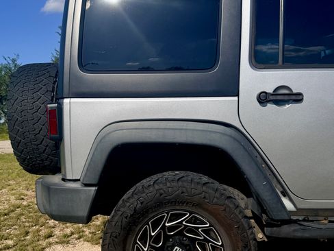 Used 2018 Jeep Wrangler Unlimited Rubicon w/ Connectivity Group AWD/4WD image 2