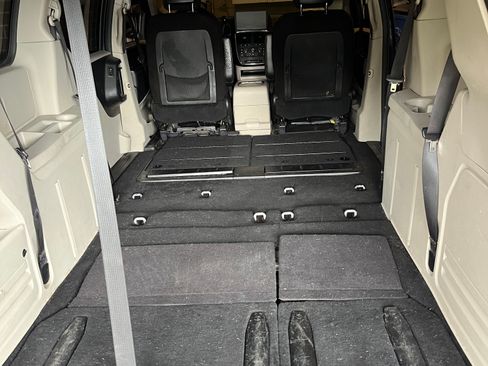 Used 2014 Dodge Grand Caravan SXT w/ UConnect Hands-Free Group image 6