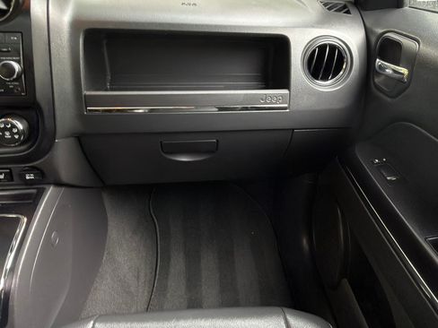 Used 2011 Jeep Patriot Latitude w/ Sun/Sound Group FWD image 17