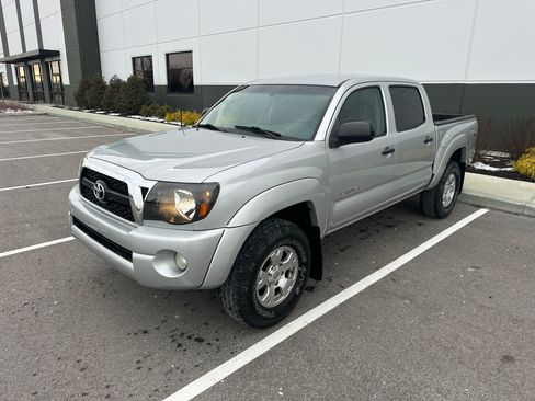 Used 2011 Toyota Tacoma PreRunner image 1