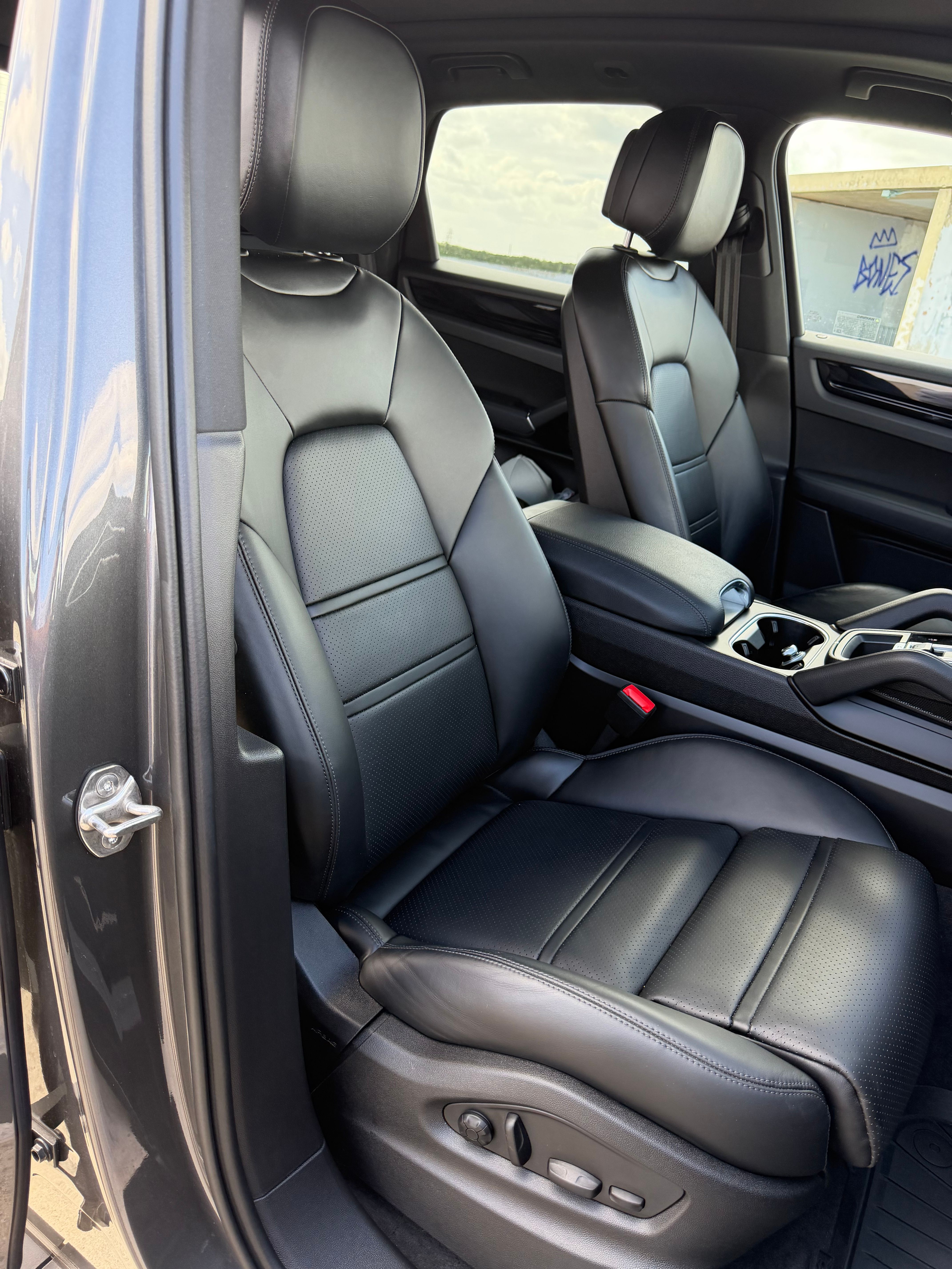 Used 2022 Porsche Cayenne AWD/4WD image 22