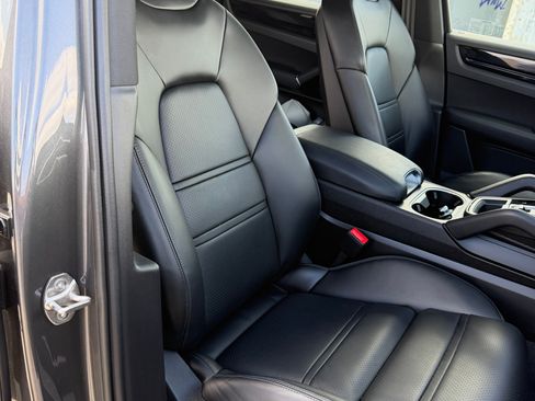 Used 2022 Porsche Cayenne AWD/4WD image 22