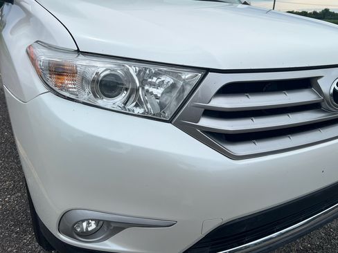 Used 2012 Toyota Highlander FWD w/ Tech Pkg image 11