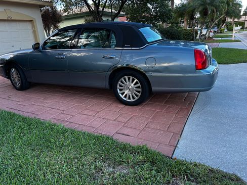 Used 2004 Lincoln Town Car Ultimate RWD image 2