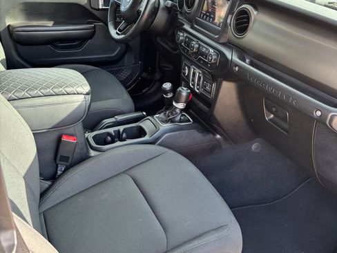 Used 2018 Jeep Wrangler Sport AWD/4WD image 10