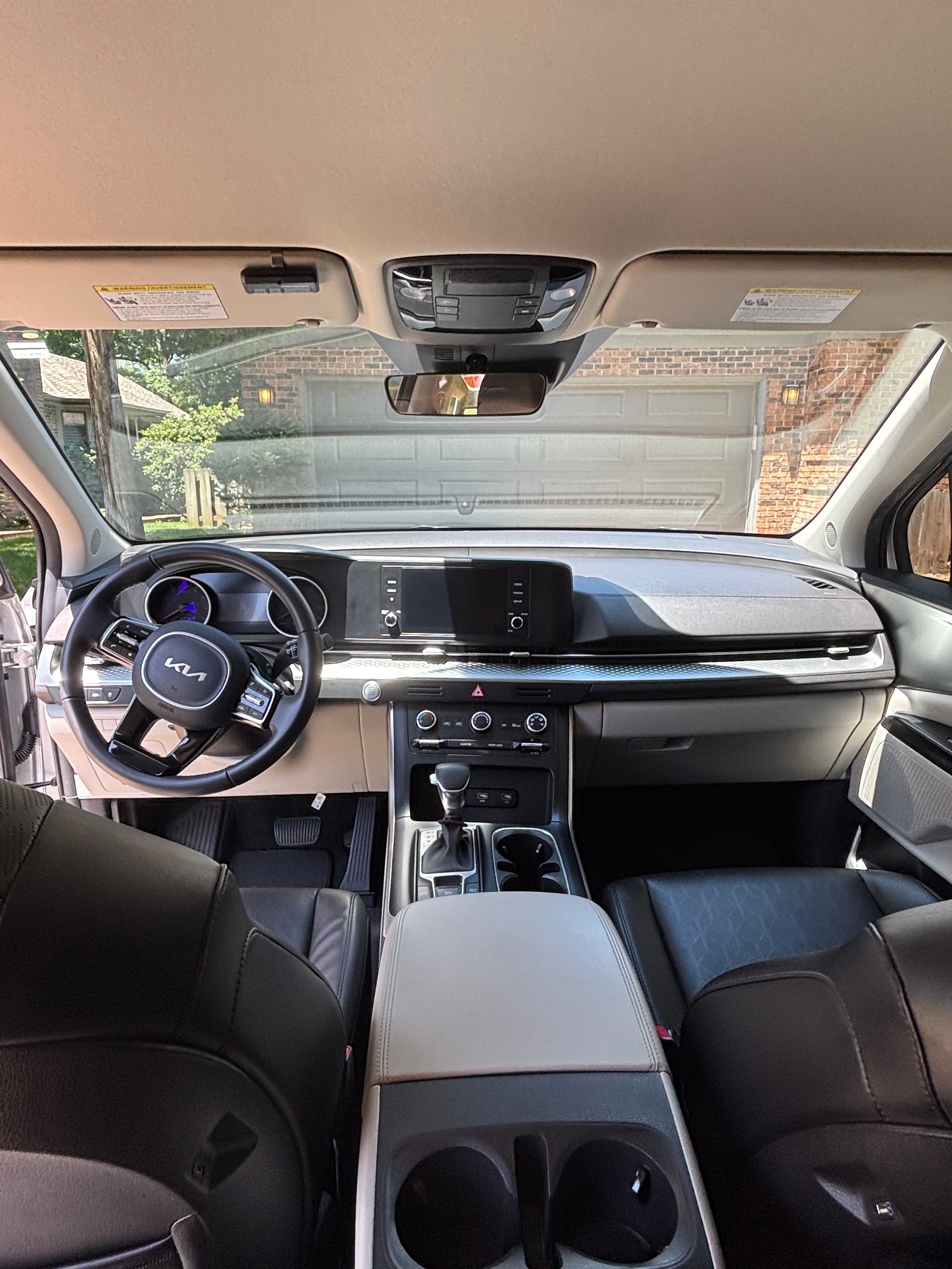 Used 2023 Kia Carnival LX FWD image 12