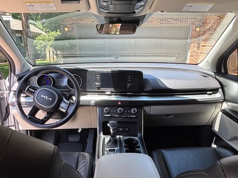 Used 2023 Kia Carnival LX FWD image 12
