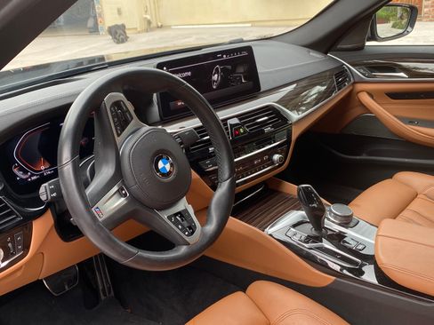 Used 2022 BMW M550i xDrive w/ Premium Package image 9