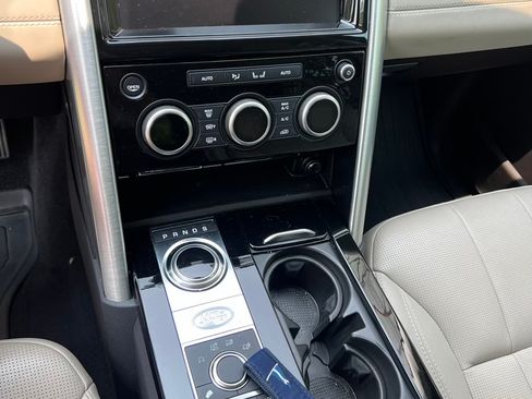 Used 2017 Land Rover Discovery HSE image 13