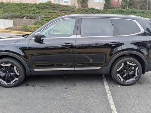 Used 2024 Kia Telluride EX w/ EX Captain's Chair Package image 5