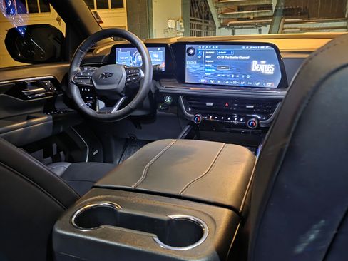 Used 2025 Chevrolet Suburban Z71 w/ Comfort Package image 17