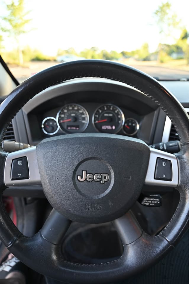 Used 2010 Jeep Grand Cherokee Laredo AWD/4WD image 10