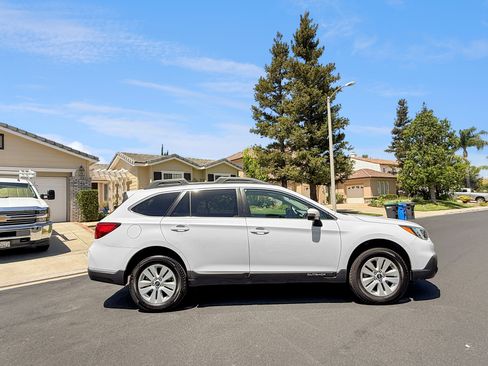 Used 2015 Subaru Outback 2.5i Premium AWD/4WD image 2