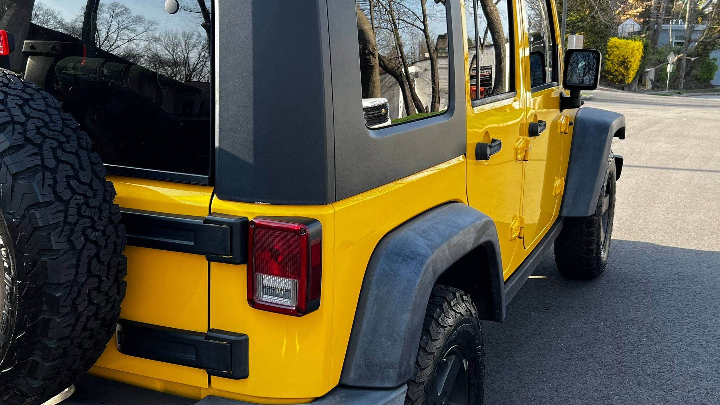 Used 2009 Jeep Wrangler Unlimited Rubicon w/ Dual Top Group AWD/4WD image 11