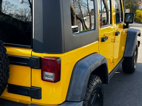 Used 2009 Jeep Wrangler Unlimited Rubicon w/ Dual Top Group image 11