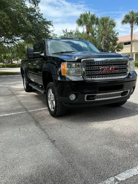 Used 2013 GMC Sierra 2500 Denali w/ Suspension Package, Off-Road AWD/4WD image 2
