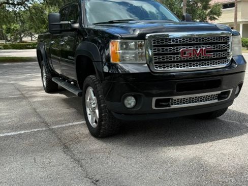 Used 2013 GMC Sierra 2500 Denali w/ Suspension Package, Off-Road AWD/4WD image 2