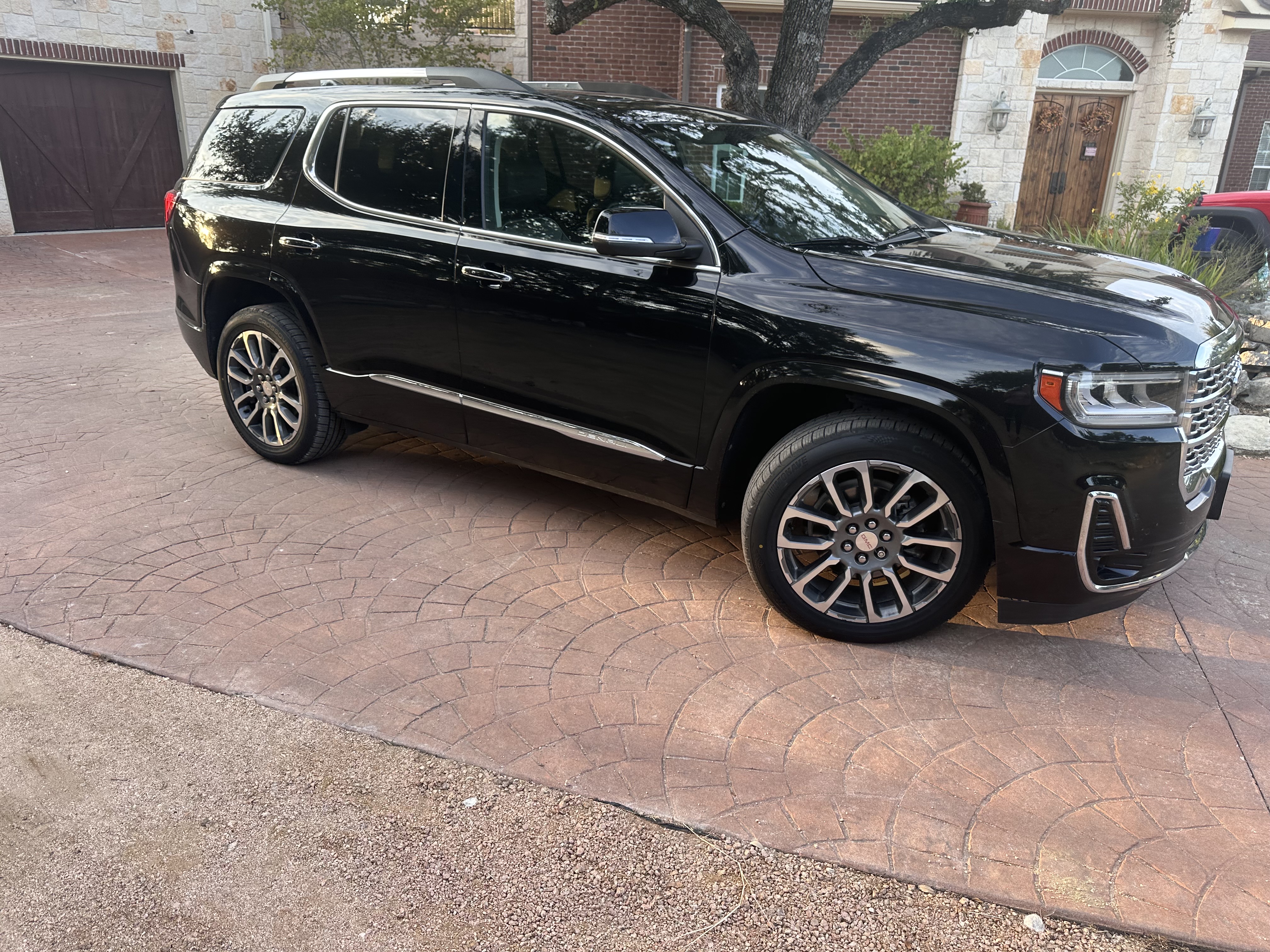 Used 2021 GMC Acadia Denali w/ Denali Technology Package FWD image 2