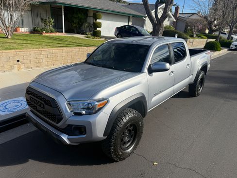 Used 2021 Toyota Tacoma TRD Off-Road w/ Technology Package image 4