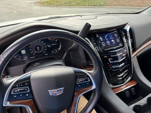 Used 2017 Cadillac Escalade Premium Luxury image 11