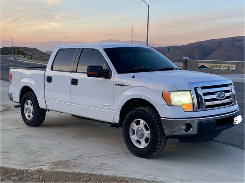 Used 2011 Ford F150 XLT w/ XLT Convenience Pkg image 2