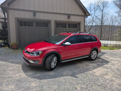Used 2017 Volkswagen Golf Alltrack S image 4