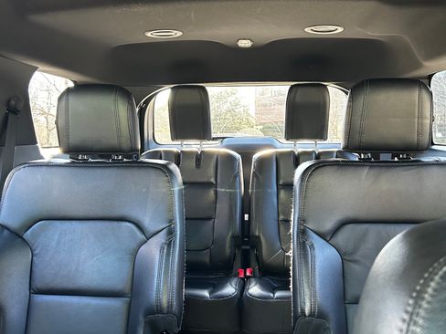 Used 2016 Ford Explorer XLT w/ Equipment Group 202A image 11