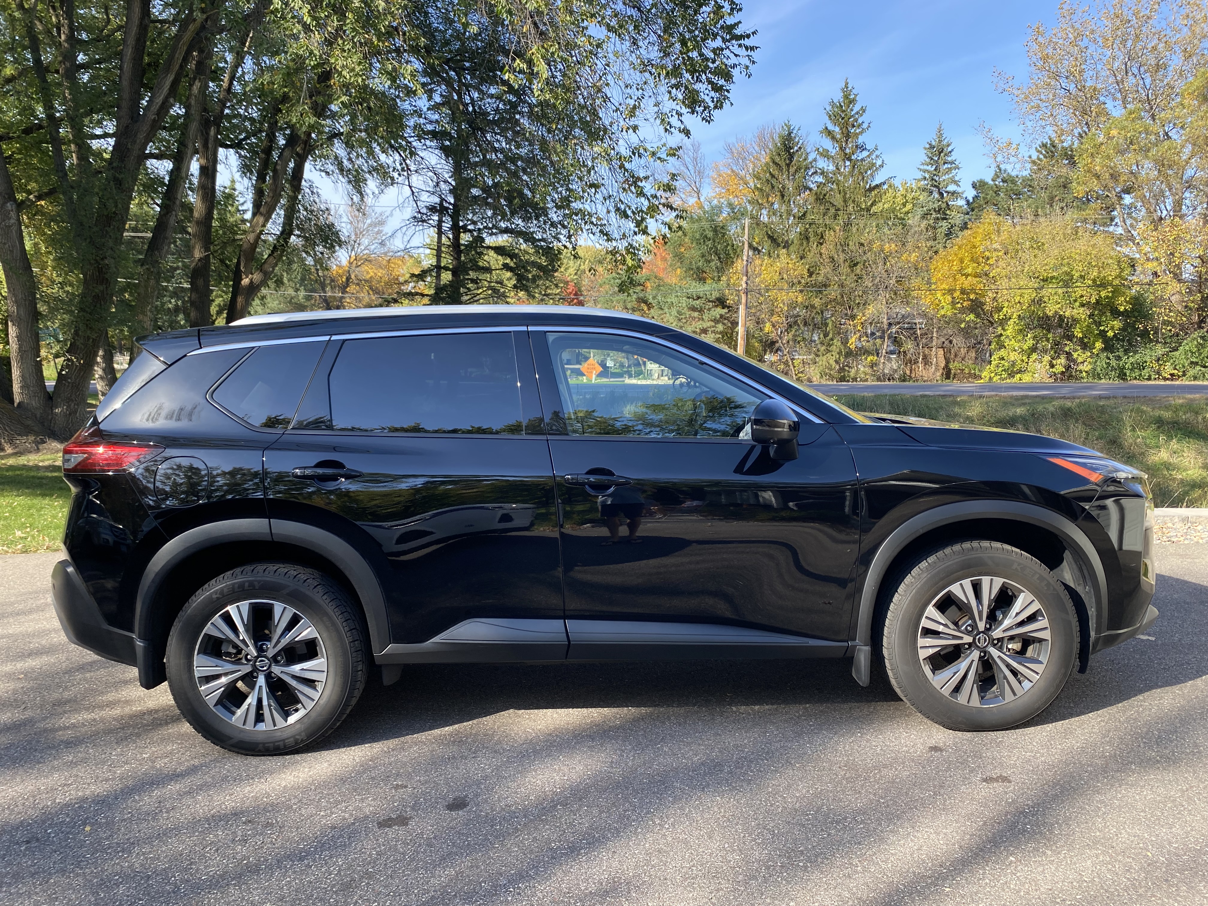 Used 2021 Nissan Rogue SV w/ Premium Package AWD/4WD image 2
