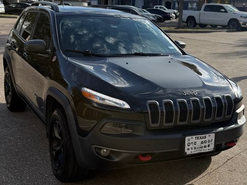 Used 2018 Jeep Cherokee Trailhawk w/ Comfort/Convenience Group image 2