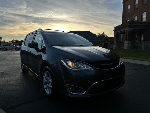 Used 2017 Chrysler Pacifica Touring-L FWD image 11
