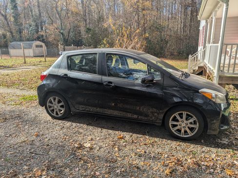 Used 2012 Toyota Yaris LE image 1