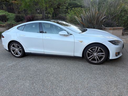 Used 2015 Tesla Model S 85 RWD image 1