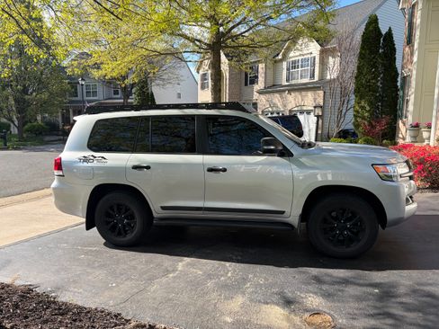 Used 2016 Toyota Land Cruiser image 5