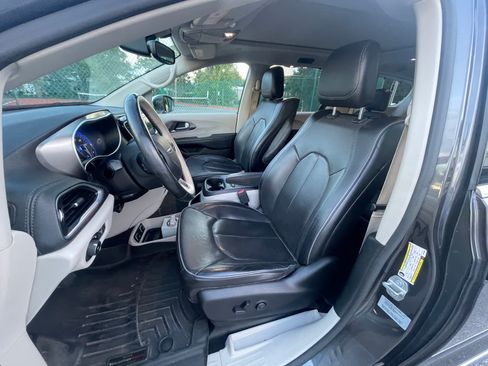 Used 2018 Chrysler Pacifica Limited FWD image 14