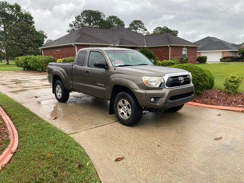 Used 2014 Toyota Tacoma PreRunner w/ SR5 Package RWD image 3