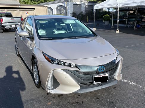 Used 2021 Toyota Prius Prime XLE image 6