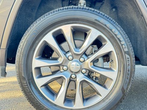 Used 2017 Jeep Grand Cherokee Overland AWD/4WD image 16