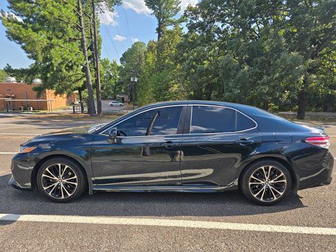 Used 2018 Toyota Camry SE w/ Moonroof Package FWD image 2