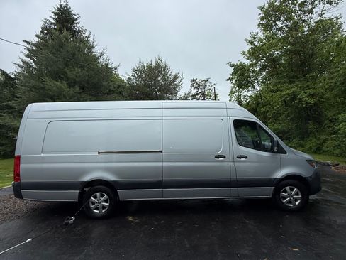Used 2021 Mercedes-Benz Sprinter 2500 image 1