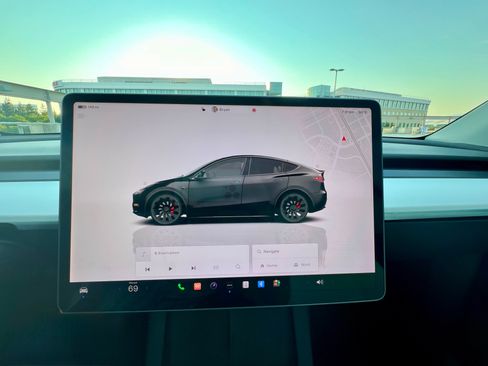 Used 2022 Tesla Model Y Performance image 15