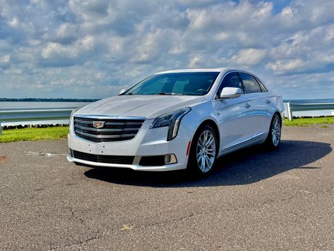 Used 2018 Cadillac XTS Luxury w/ Driver Awareness Package FWD image 2
