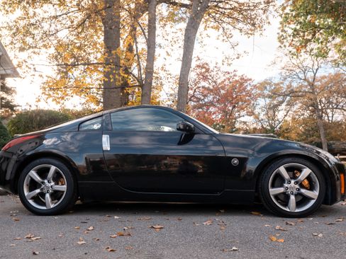 Used 2005 Nissan 350Z 35th Anniversary Edition w/ (N93) Cargo Convenience Pkg image 2