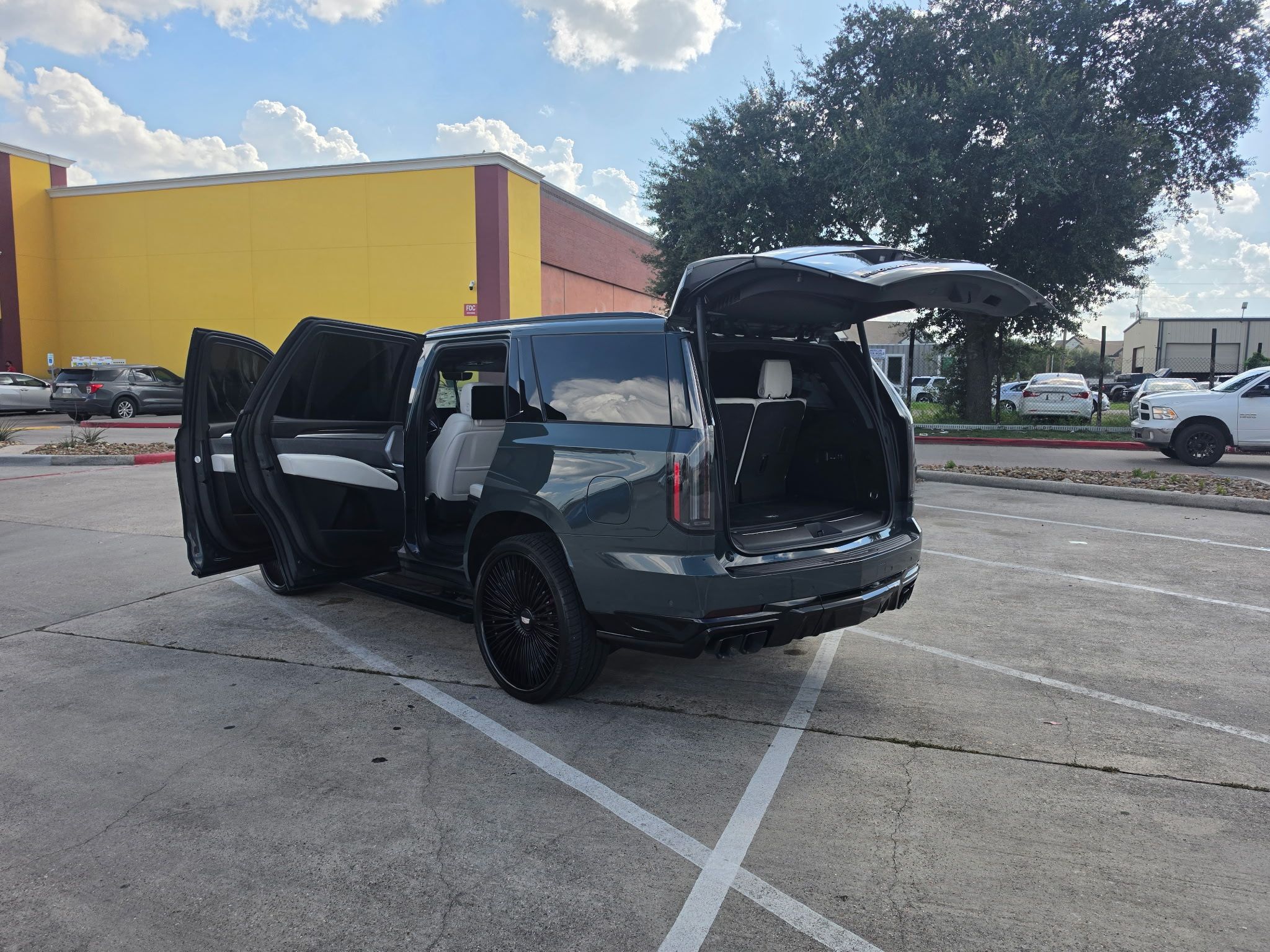 Used 2025 Cadillac Escalade V w/ LPO, ONYX Package AWD/4WD image 5