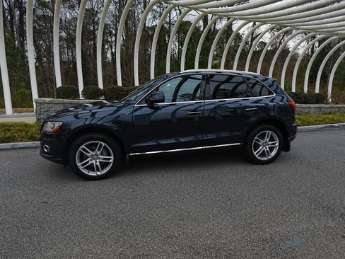 Used 2017 Audi Q5 2.0T Premium Plus w/ Technology Package image 2