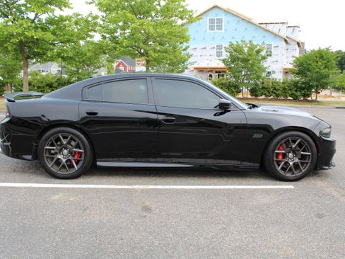 Used 2016 Dodge Charger R/T Scat Pack w/ Technology Group RWD image 5