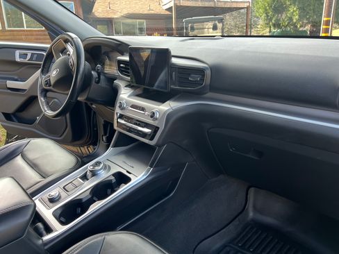 Used 2022 Ford Explorer XLT w/ Equipment Group 202A image 12